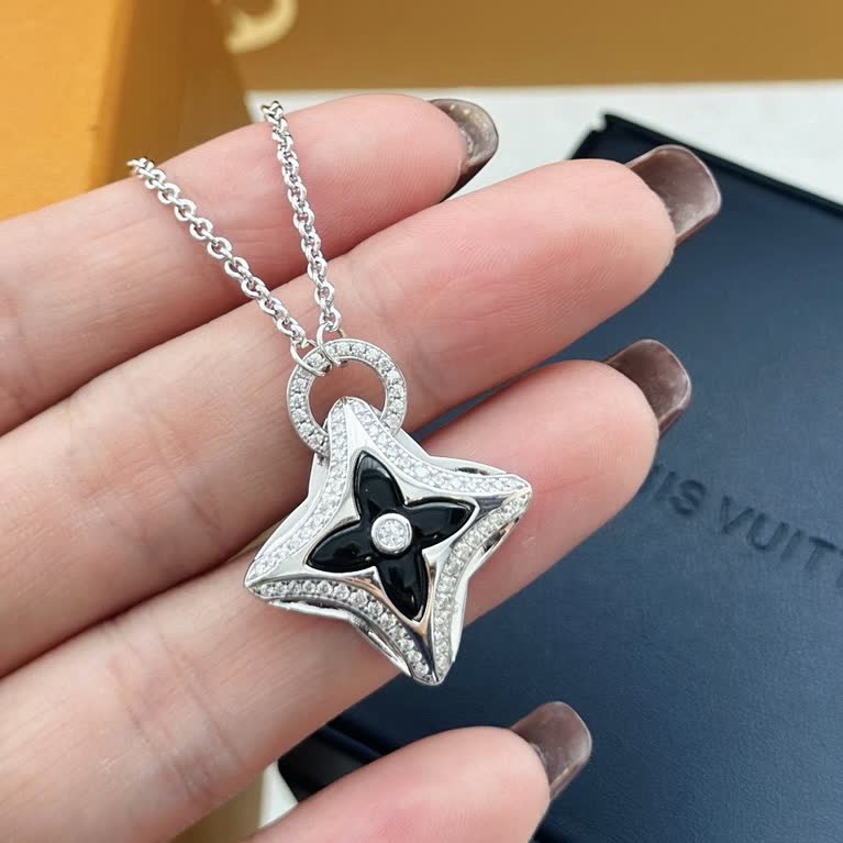 Louis Vuitton Happy Diamonds Star Pendant Necklace